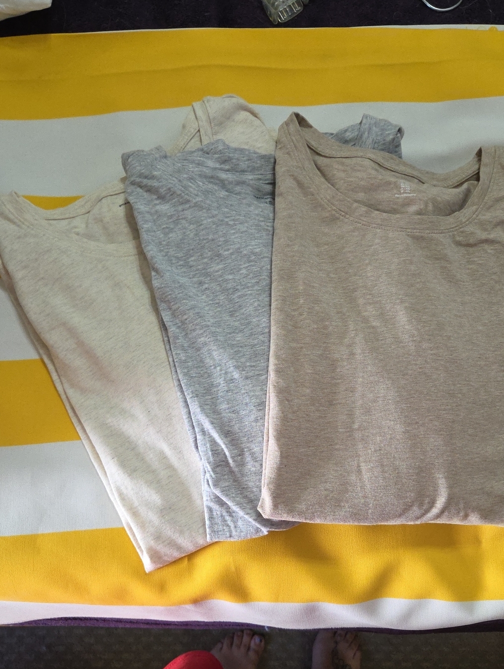 3pk Amazon Essentials Long Sleeve Crewneck Tee in Heather Beige, Gray and Cream